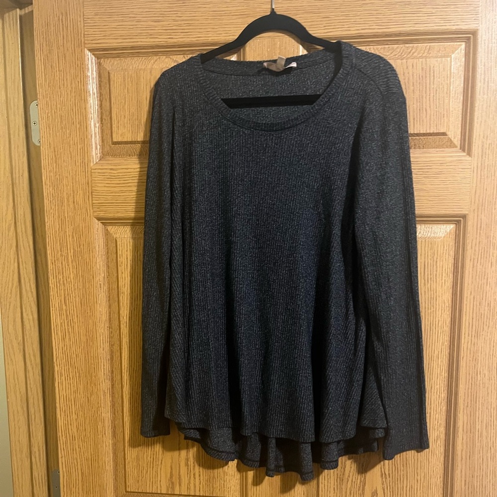 Ribbed black and gray sweater